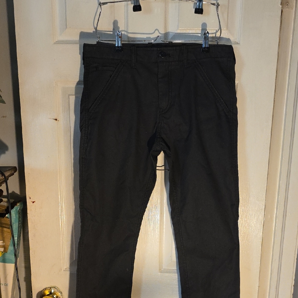 NEW GAP 1969 Men's Dark Gray Chinos Khakis.  Sits Low Waist Slim Through The Leg